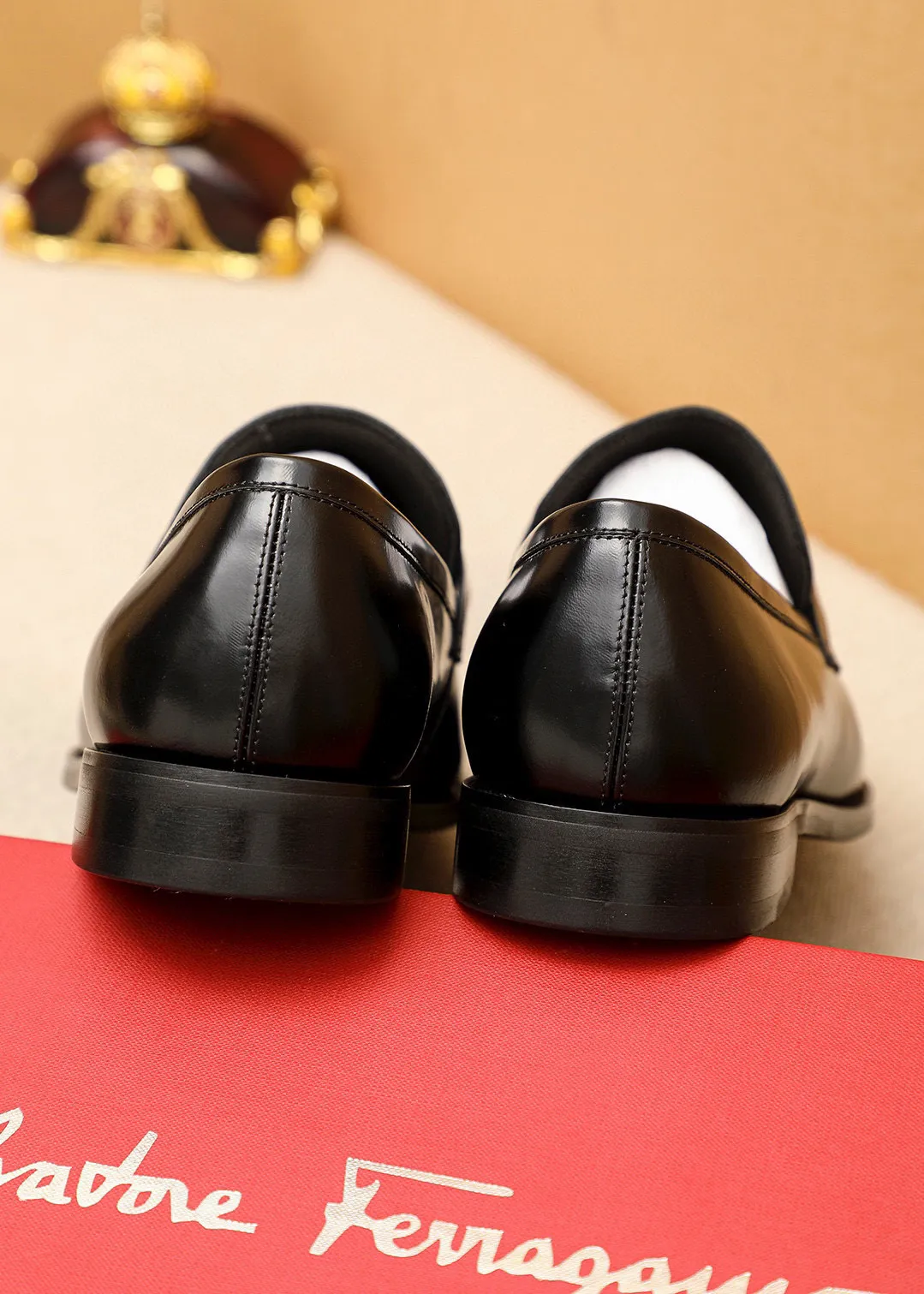 Men's shoes💰460💰 Product trademark: Ferragamo "Ferragamo" casual leather shoes Regular size: 38-44 (45🉑️customized) Product materials: Selected imported first-layer open-edge beaded cowhide leather upper + luxury hardware buckle, imported water-dyed cowhide leather lining. Strong three-dimensional visual effect, original outsole Color: 3⃣️colors available